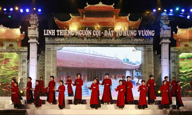 Trình diễn Hát Xoan tại chương trình nghệ thuật "Linh thiêng nguồn cội - Đất Tổ Hùng Vương". Ảnh: Trung Kiên - TTXVN Giỗ Tổ Hùng Vương năm 2022: Chương trình nghệ thuật "Linh thiêng nguồn cội - Đất Tổ Hùng Vương" ảnh 4