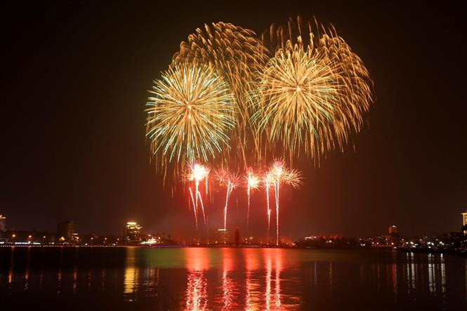 Màn bắn pháo hoa tầm cao tại Công viên Văn Lang. Ảnh: Trung Kiên - TTXVN Giỗ Tổ Hùng Vương năm 2022: Chương trình nghệ thuật "Linh thiêng nguồn cội - Đất Tổ Hùng Vương" ảnh 5