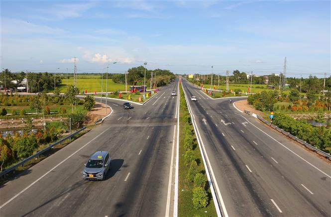 Tuyến đường nối Vị Thanh - Cần Thơ được xây dựng rộng rãi, khang trang, đáp ứng nhu cầu đi lại, vận chuyển hàng hóa của người dân. Ảnh: Duy Khương - TTXVN Sức bật Hậu Giang ảnh 5