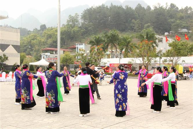 Người dân Quỳnh Nhai, tỉnh Sơn La biểu diễn văn nghệ tại Tuần văn hóa, thể thao và du lịch năm 2023. Ảnh: Nguyễn Cường - TTXVN Quỳnh Nhai - điểm du lịch văn hóa tâm linh hấp dẫn ở Sơn La ảnh 4