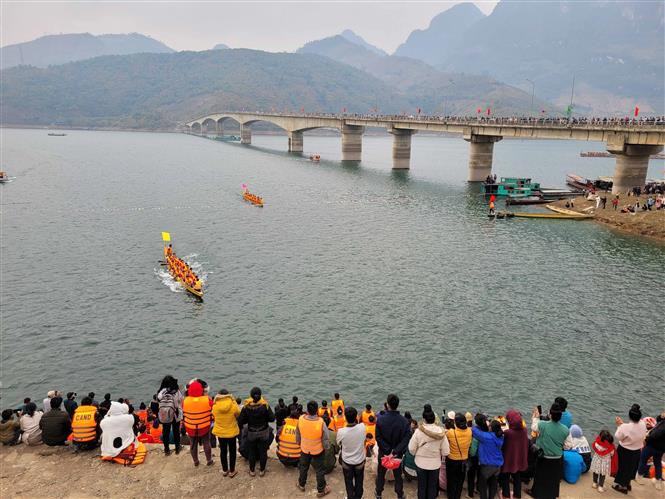 Lễ hội đua thuyền truyền thống tại Tuần văn hóa, thể thao và du lịch huyện Quỳnh Nhai, tính Sơn La năm 2023. Ảnh: Nguyễn Cường - TTXVN Quỳnh Nhai - điểm du lịch văn hóa tâm linh hấp dẫn ở Sơn La ảnh 3