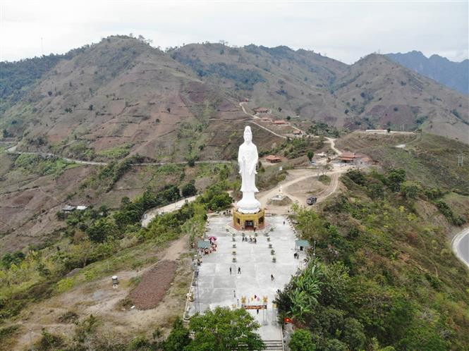Khu du lịch văn hóa tâm linh huyện Quỳnh Nhai, tỉnh Sơn La những ngày đầu xuân Quý Mão. Ảnh: Nguyễn Cường - TTXVN Quỳnh Nhai - điểm du lịch văn hóa tâm linh hấp dẫn ở Sơn La ảnh 1