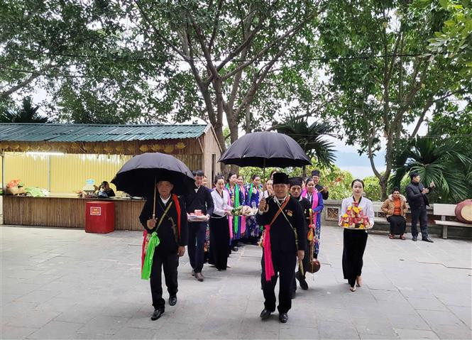 Nghi lễ dâng hương tại Khu du lịch văn hóa tâm linh huyện Quỳnh Nhai, tỉnh Sơn La. Ảnh: Nguyễn Cường - TTXVN Quỳnh Nhai - điểm du lịch văn hóa tâm linh hấp dẫn ở Sơn La ảnh 2