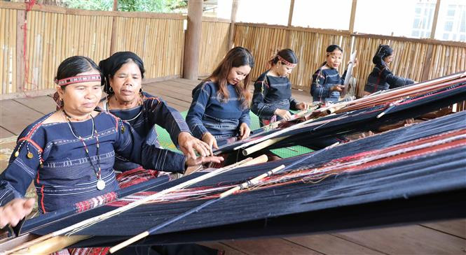 Nghề dệt thổ cẩm được A Ngưi thành lập tổ dệt, bảo tồn ngay trong Homestay của mình để lưu giữ nghề truyền thống. Ảnh: Hồng Điệp - TTXVN A Ngưi K'bang - Người kết nối cộng đồng để lưu giữ văn hóa dân tộc Bahnar ảnh 3