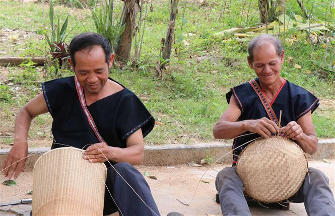 Nghề đan lát được A Ngưi tành lập tổ dệt, bảo tồn ngay trong Homestay của mình để lưu giữ nghề truyền thống. Ảnh: Hồng Điệp - TTXVN A Ngưi K'bang - Người kết nối cộng đồng để lưu giữ văn hóa dân tộc Bahnar ảnh 4