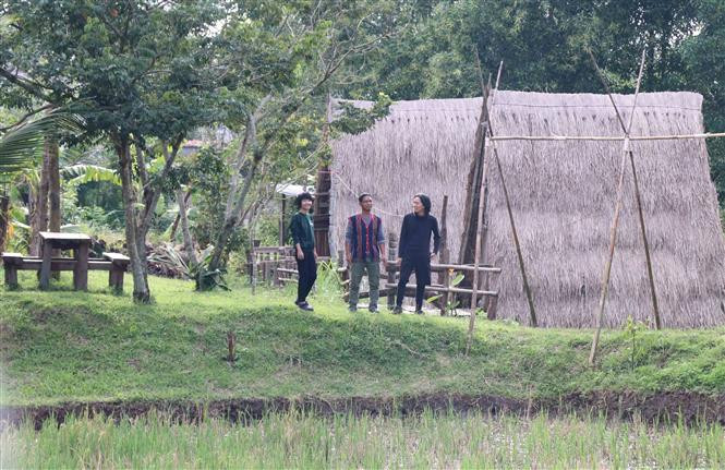 Du khách thích thú khi đến với Homestay A Ngưi tại làng K'giang, xã Kông Lơng Khơng, huyện K'bang, Gia Lai. Ảnh: Hồng Điệp - TTXVN A Ngưi K'bang - Người kết nối cộng đồng để lưu giữ văn hóa dân tộc Bahnar ảnh 2