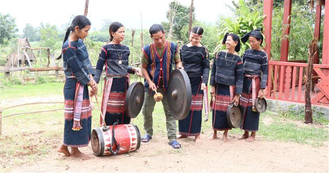 Những đội cồng chiêng được A Ngưi nhờ nghệ nhân truyền dạy để bảo tồn văn hóa dân tộc, là điểm nhấn thu hút khách du lịch đến với Homestay A Ngưi. Ảnh: Hồng Điệp - TTXVN A Ngưi K'bang - Người kết nối cộng đồng để lưu giữ văn hóa dân tộc Bahnar ảnh 5