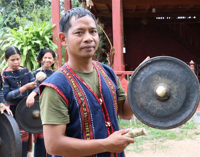 Đinh A Ngưi - người Bahnar tiên phong làm du lịch cộng đồng góp phần bảo tồn văn hóa dân tộc. Ảnh: Hồng Điệp - TTXVN A Ngưi K'bang - Người kết nối cộng đồng để lưu giữ văn hóa dân tộc Bahnar ảnh 1