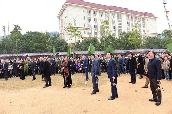 Các đại biểu tham gia tung còn tại Lễ hội. Ảnh: Quang Cường -TTXVN Nô nức Lễ hội Lồng Tông - Ngày hội xuống đồng của dân tộc Tày tại Tuyên Quang ảnh 7