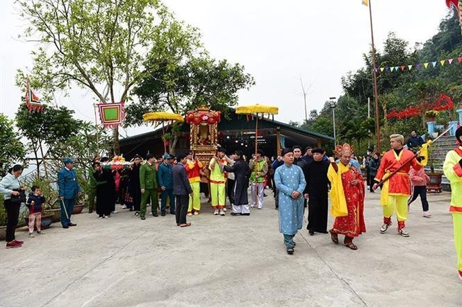 Nghi lễ rước kiệu và 9 mâm Tồng. Ảnh: Quang Cường -TTXVN Nô nức Lễ hội Lồng Tông - Ngày hội xuống đồng của dân tộc Tày tại Tuyên Quang ảnh 3