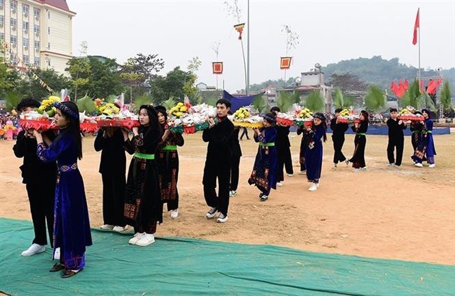 Nghi lễ rước 9 mâm Tồng. Ảnh: Quang Cường -TTXVN Nô nức Lễ hội Lồng Tông - Ngày hội xuống đồng của dân tộc Tày tại Tuyên Quang ảnh 2