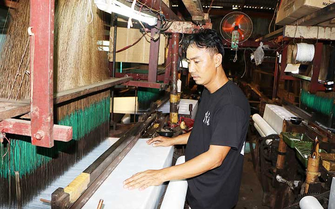 Một công đoạn để tạo ra tấm lụa lãnh Mỹ A. Ảnh: Báo Nhân Dân Về thăm làng lụa "nức danh" Tân Châu ảnh 4