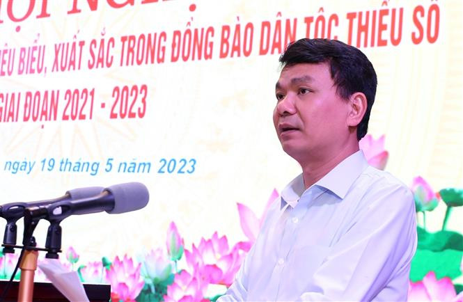 Đồng chí Đặng Xuân Phong, Uỷ viên Trung ương Đảng, Bí thư Tỉnh uỷ Lào Cai phát biểu chúc mừng. Ảnh: Quốc Khánh - TTXVN Người uy tín có đóng góp tích cực vào phát triển kinh tế - xã hội ở Lào Cai ảnh 1