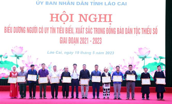 Trao bằng khen của Chủ tịch UBND tỉnh Lào Cai cho các cá nhân tiêu biểu, xuất sắc trong đồng bào dân tộc thiểu số, giai đoạn 2021-2023. Ảnh: Quốc Khánh - TTXVN Người uy tín có đóng góp tích cực vào phát triển kinh tế - xã hội ở Lào Cai ảnh 2