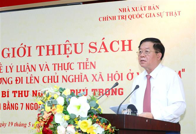 Đồng chí Nguyễn Trọng Nghĩa, Bí thư Trung ương Đảng, Trưởng Ban Tuyên giáo Trung ương phát biểu tại buổi lễ. Ảnh: Phương Hoa - TTXVN Công bố sách “Một số vấn đề lý luận và thực tiễn về chủ nghĩa xã hội và con đường đi lên chủ nghĩa xã hội ở Việt Nam” bằng 7 ngoại ngữ ảnh 1
