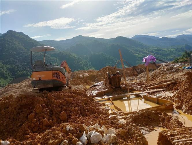 Máy xúc, máy nổ phục vụ cho việc khai thác, chế biến khoáng sản tại vườn ươm quế giống ở xã Can Hồ, huyện Mường Tè, tỉnh Lai Châu. Ảnh: Nguyễn Oanh - TTXVN Lai Châu: Núp bóng vườn ươm quế giống để khai thác, chế biến khoáng sản? ảnh 6