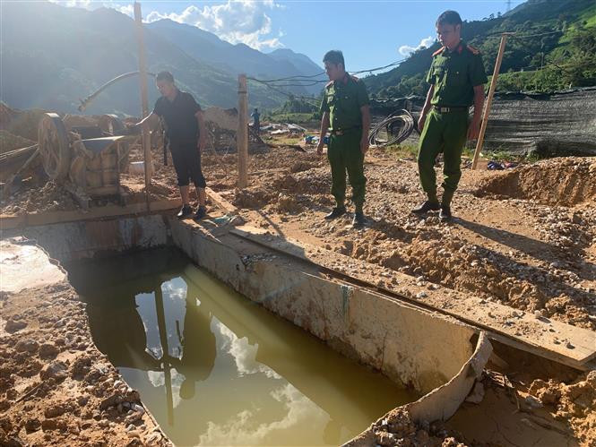 Bể lắng dùng để chế biến khoáng sản. Ảnh: Nguyễn Oanh - TTXVN Lai Châu: Núp bóng vườn ươm quế giống để khai thác, chế biến khoáng sản? ảnh 3