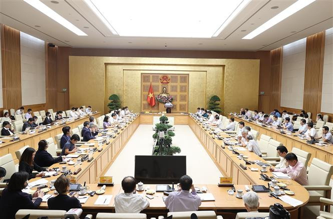 Quang cảnh buổi làm việc. Ảnh: Dương Giang - TTXVN Thủ tướng Chính phủ họp với các chuyên gia, nhà khoa học về ổn định kinh tế vĩ mô, kiểm soát lạm phát ảnh 1