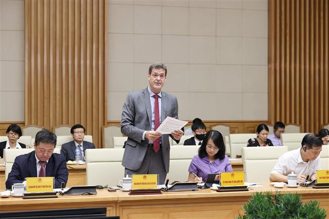 Đại diện Ngân hàng Phát triển châu Á (ADB) tại Việt Nam phát biểu. Ảnh: Dương Giang - TTXVN Thủ tướng Chính phủ họp với các chuyên gia, nhà khoa học về ổn định kinh tế vĩ mô, kiểm soát lạm phát ảnh 4