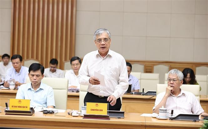 PGS, TS Kinh tế học Trần Đình Thiên, nguyên Viện trưởng Viện Kinh tế Việt Nam phát biểu. Ảnh: Dương Giang - TTXVN Thủ tướng Chính phủ họp với các chuyên gia, nhà khoa học về ổn định kinh tế vĩ mô, kiểm soát lạm phát ảnh 6