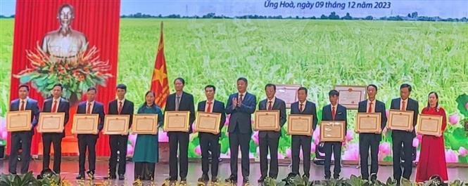 Ông Nguyễn Mạnh Quyền, Phó Chủ tịch UBND thành phố Hà Nội trao bằng khen cho các cá nhân và tập thể có thành tích xuất sắc trogn xây dựng nông thôn mới. Phương Anh-TTXVN Huyện đạt chuẩn nông thôn mới từ phát triển sản xuất nông nghiệp gắn với du lịch, dịch vụ ảnh 2