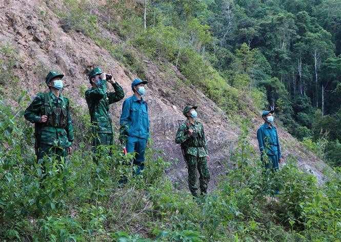Lực lượng Biên phòng tỉnh Điện Biên tuần tra, kiểm soát đường biên, khu vực biên giới. Ảnh: Xuân Tiến – TTTXVN “Gần dân, sát dân” (Bài 1) ảnh 2
