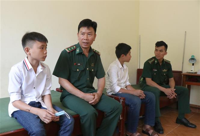 Bộ đội Biên phòng tỉnh Điện Biên đã nhận đỡ đầu 73 cháu học sinh từ lớp 1 đến lớp 12 có hoàn cảnh đặc biệt khó khăn, gia đình chính sách và 26 cháu học sinh nghèo dân tộc thiểu số khu vực biên giới làm con nuôi. Trong ảnh: Hàng ngày, cán bộ, chiến sĩ Đồn Biên phòng Pa Thơm (Đồn Biên phòng tỉnh Điện Biên) đều dành thời gian trực tiếp trao đổi, chia sẻ, động viên tinh thần cho các cháu. Ảnh: Xuân Tiến – TTXVN “Gần dân, sát dân” (Bài 1) ảnh 3