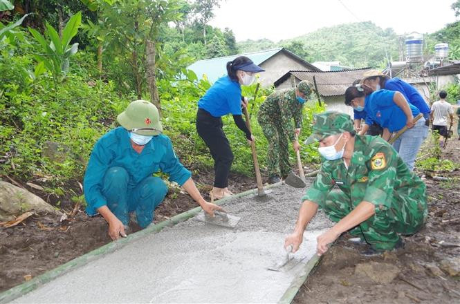 Cùng với việc thực hiện tốt nhiệm vụ tuần tra, kiểm soát bảo vệ chủ quyền biên giới, lãnh thổ quốc gia, Bộ đội Đồn biên phòng Huổi Luông, huyện Phong Thổ (Lai Châu) còn giúp người dân trên địa bàn làm đường nông thôn. Ảnh: Nguyễn Oanh - TTXVN “Gần dân, sát dân” (Bài 1) ảnh 7