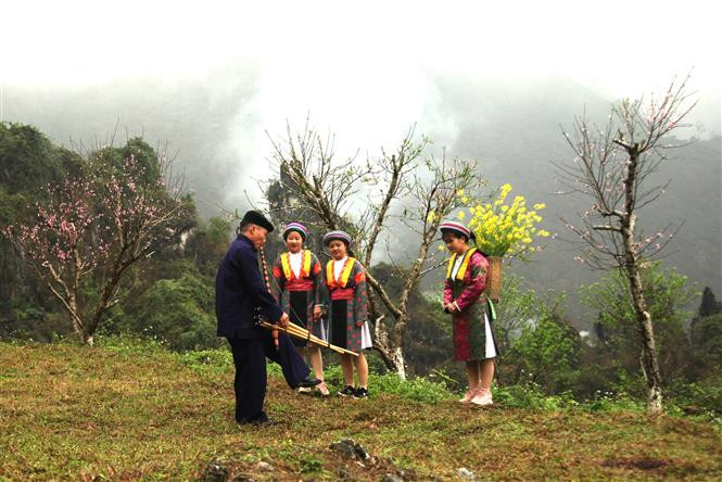 Khu nghỉ dưỡng H’Mong Village (huyện Quản Bạ) – Một trong những điểm đến hấp dẫn của du khách khi tới Hà Giang. Ảnh: Minh Tâm - TTXVN Nhiều du khách chọn Hà Giang là điểm đến du Xuân ảnh 1