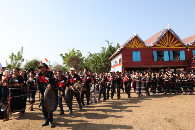 Nhân dân các dân tộc anh em huyện Buôn Đôn biểu diễn cồng chiêng tại Hội voi. Ảnh: Tuấn Anh - TTXVN Ấn tượng Hội voi và Lễ hội Văn hóa truyền thống các dân tộc huyện Buôn Đôn ảnh 3