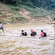 Lạng Sơn: Người dân đối mặt với hiểm nguy khi vượt qua sông Bắc Giang bằng bè mảng