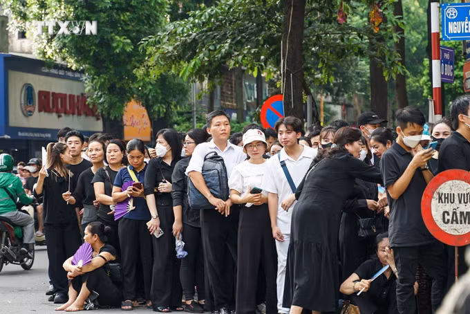 vna_potal_dong_nguoi_xep_hang_vao_vieng_tong_bi_thu_nguyen_phu_trong_7502766.jpg