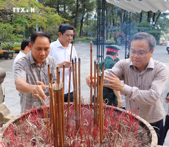 vna_potal_hang_nghin_luot_khach_den_vieng_va_dang_huong_tai_cac_nghia_trang_tinh_quang_tri_7487725.jpg