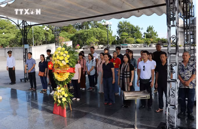 vna_potal_hang_nghin_luot_khach_den_vieng_va_dang_huong_tai_cac_nghia_trang_tinh_quang_tri_7487705.jpg