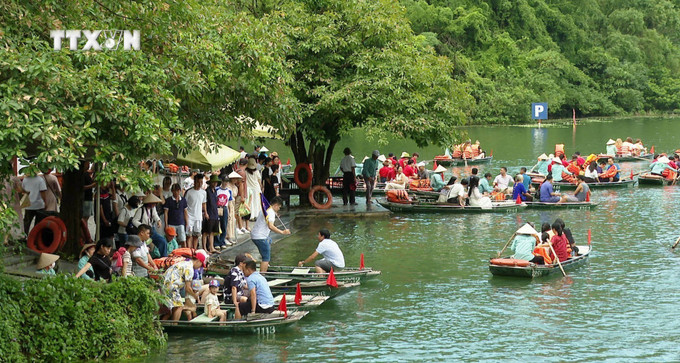 Sáu tháng đầu năm 2024, tỉnh Ninh Bình đón 6,28 triệu lượt khách với doanh thu đạt gần 5.940 tỷ đồng. Du lịch tại Ninh Bình được bình chọn vào “Top 10 trải nghiệm cuốn hút nhất năm 2024” do TripAdvisor (Mỹ) công bố. Ảnh: Thùy Dung - TTXVN vna_potal_ninh_binh_phat_trien_du_lich_theo_dinh_huong_goi_mo_cua_tong_bi_thu_nguyen_phu_trong_7501222.jpg
