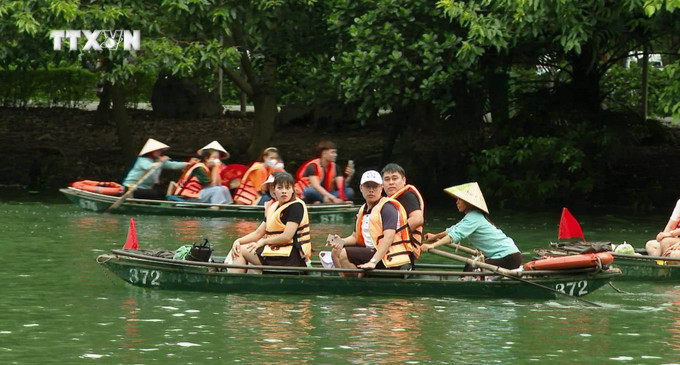 Du khách tham quan quần thể danh thắng Tràng An (Ninh Bình). Ảnh: Thùy Dung - TTXVN vna_potal_ninh_binh_phat_trien_du_lich_theo_dinh_huong_goi_mo_cua_tong_bi_thu_nguyen_phu_trong_7501233.jpg