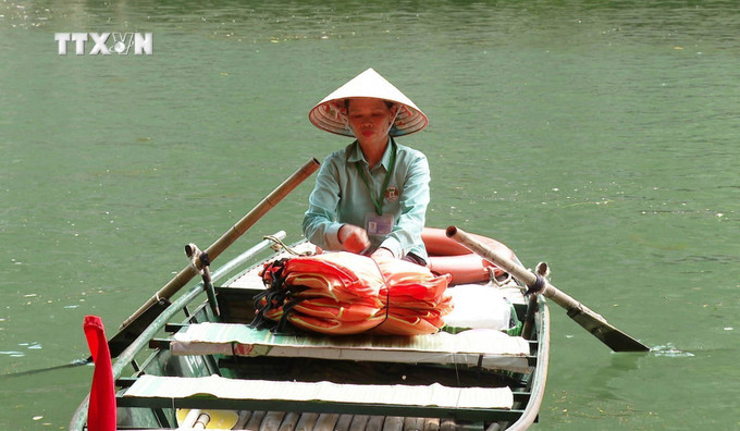 Trong suốt gần 20 năm lái đò tại Khu du lịch sinh thái Tràng An, huyện Hoa Lư, tỉnh Ninh Bình, bà Nguyễn Thị Dư đã vinh dự hai lần được đón, đưa Tổng Bí thư Nguyễn Phú Trọng đi thăm Khu du lịch. Ảnh: Thùy Dung - TTXVN vna_potal_ninh_binh_phat_trien_du_lich_theo_dinh_huong_goi_mo_cua_tong_bi_thu_nguyen_phu_trong_7501238.jpg