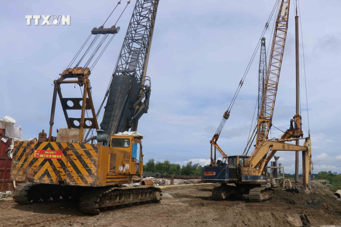 Thi công hạng mục chân đê kết hợp đường giao thông nội bộ cảng cá Tam Quang. Ảnh: Đoàn Hữu Trung - TTXVN vna_potal_quang_nam_diem_nhan_tren_lo_trinh_hoan_thien_co_so_hau_can_nghe_ca_7490192.jpg