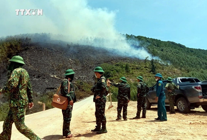 Lực lượng chức năng triển khai phương án dập tắt vụ cháy rừng tại xã Quảng Đông. Ảnh: TTXVN phát vna_potal_quang_binh_khan_truong_dap_tat_vu_chay_rung_bach_dan_tai_xa_quang_dong_7531105.jpg