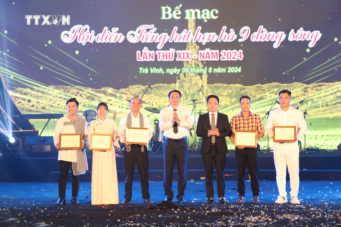 Ban Tổ chức trao 5 huy chương vàng chương trình cho các đoàn đoạt giải. Ảnh: Thanh Hòa - TTXVN vna_potal_be_mac_hoi_dien_tieng_hat_hen_9_dong_song_lan_xix_7530823.jpg