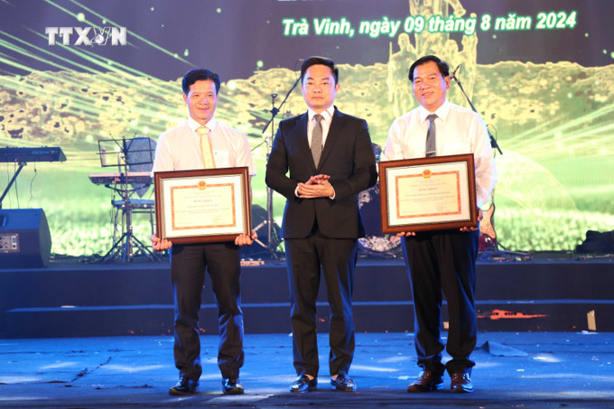 Sở Văn hóa, Thể thao và Du lịch tỉnh Trà Vinh và Trung tâm Văn hóa tỉnh Trà Vinh nhận Bằng khen của Bộ trưởng Bộ Văn hóa, Thể thao và Du lịch. Ảnh: Thanh Hòa - TTXVN vna_potal_be_mac_hoi_dien_tieng_hat_hen_9_dong_song_lan_xix_7530819.jpg