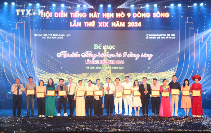 Ban Tổ chức trao huy chương vàng tiết mục cho 15 tập thể, cá nhân. Ảnh: ThanH Hòa - TTXVN vna_potal_be_mac_hoi_dien_tieng_hat_hen_9_dong_song_lan_xix_7530827.jpg