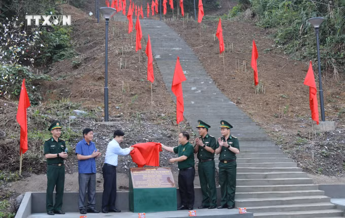 vna_potal_lang_son_khanh_thanh_11_duong_kiem_tra_cot_moc_bao_ve_bien_gioi_7362203.jpg