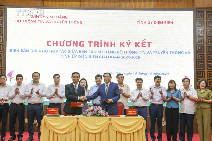 Bàn giao biên bản ghi nhớ hợp tác giữa Ban Cán sự Đảng Bộ Thông tin và Truyền thông với Tỉnh ủy Điện Biên giai đoạn 2024 - 2026. Ảnh: Xuân Tư - TTXVN vna_potal_bo_truong_bo_thong_tin_va_truyen_thong_lam_viec_voi_tinh_dien_bien_7654072.jpg