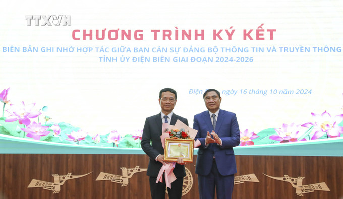 Bí thư Tỉnh ủy Điện Biên trao tặng Kỷ niệm chương cho Bộ trưởng Bộ Thông tin và Truyền thông. Ảnh: Xuân Tư - TTXVN vna_potal_bo_truong_bo_thong_tin_va_truyen_thong_lam_viec_voi_tinh_dien_bien_7654075.jpg
