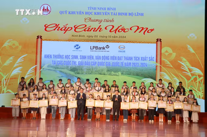 vna_potal_trao_thuong_gan_17_ty_dong_trong_chuong_trinh_“chap_canh_uoc_mo”_lan_thu_14_7635197 (1).jpg