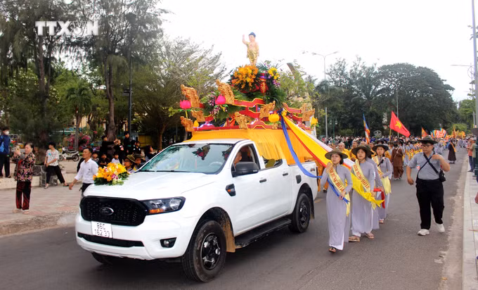 vna_potal_binh_thuan_thap_sang_7_doa_hoa_sen_tren_song_ca_ty_7377840.jpg
