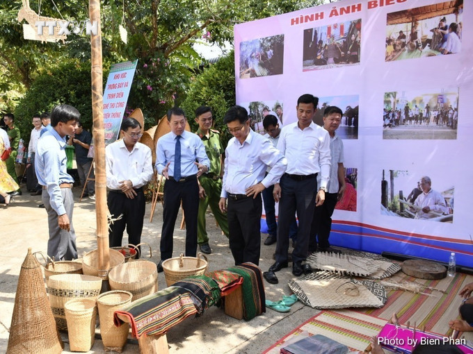 Khách tham quan gian trưng bày gùi và thổ cẩm tại lễ công bố di sản văn hóa phi vật thể quốc gia. Ảnh: TTXVN phát vna_potal_binh_phuoc_cong_nhan_nghe_dan_gui_va_nghe_det_tho_cam_cua_nguoi_s’tieng_la_di_san_van_hoa_phi_vat_the_quoc_gia_7377761.jpg