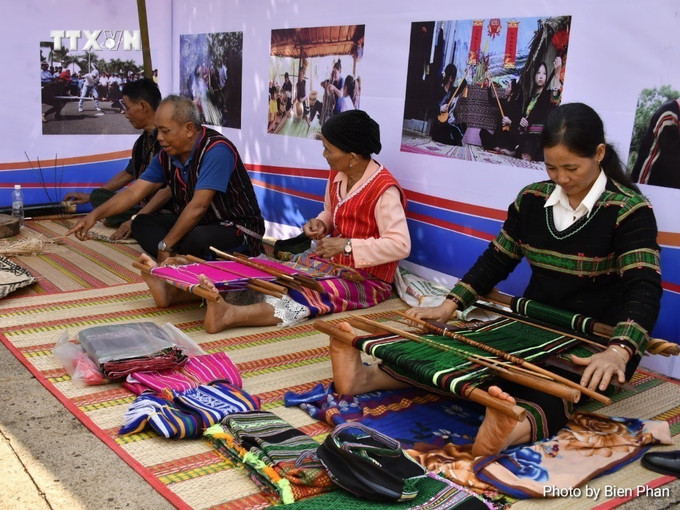 Đồng bào S’tiêng tham gia dệt thổ cẩm tại lễ công bố di sản văn hóa phi vật thể quốc gia. Ảnh: TTXVN phát vna_potal_binh_phuoc_cong_nhan_nghe_dan_gui_va_nghe_det_tho_cam_cua_nguoi_s’tieng_la_di_san_van_hoa_phi_vat_the_quoc_gia_7377767.jpg