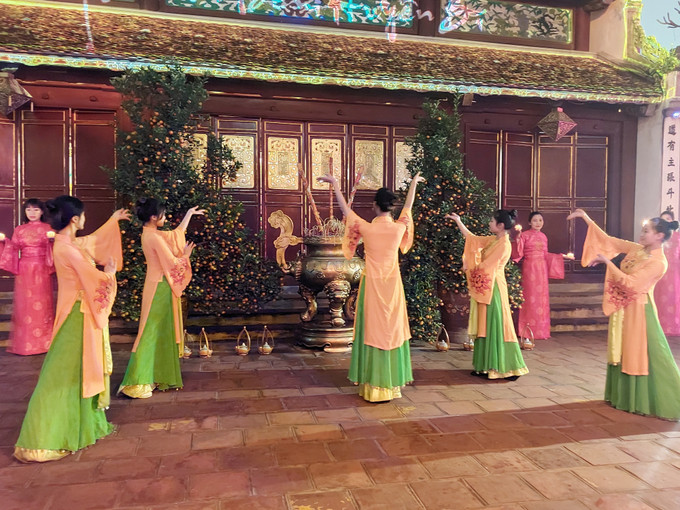 Màn múa truyền thống trước đền Ngọc Sơn tại chương trình trải nghiệm "Ngọc Sơn - Đêm huyền bí". Ảnh: Đinh Thuận – TTXVN hanoi3.jpg